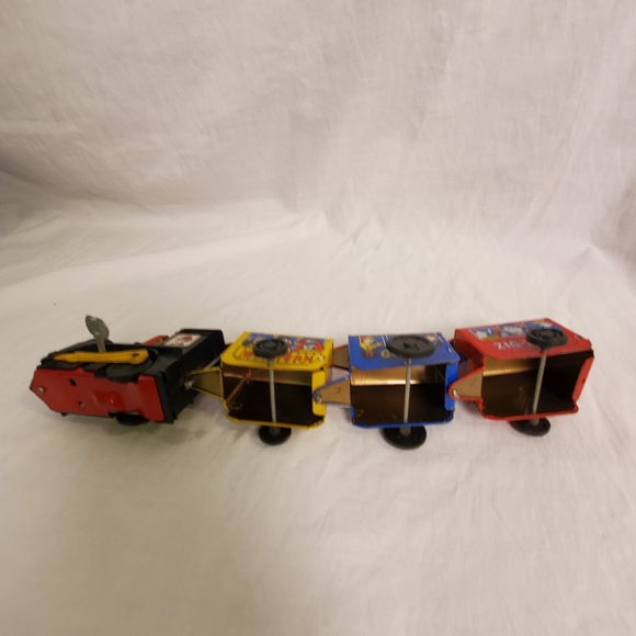 Vintage Western Comic ZigZag Wind Up Toy Train Engine & 3 Cars - Picture 4 of 5